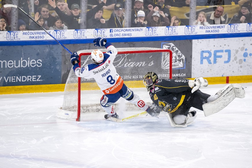 Zuerichs Vinzenz Rohrer, links, bezwingt Ajoies Torhueter Damiano Ciaccio, rechts, im Penaltyschiessen im Eishockey-Qualifikationsspiel der National League zwischen dem HC Ajoie und den ZSC Lions in d ...