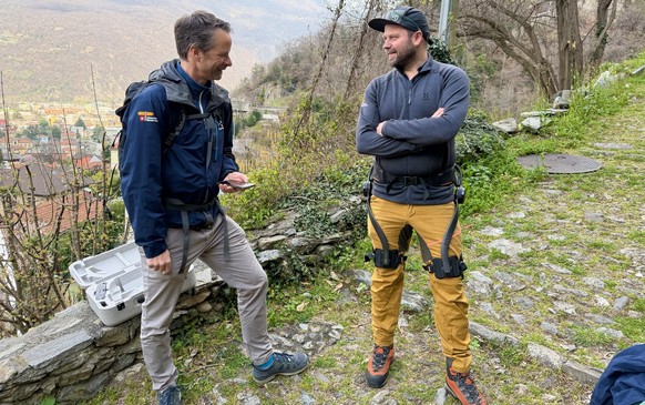 Hypershell Exoskelett Test E-Wandern Simon Roschi und Simon Stadler