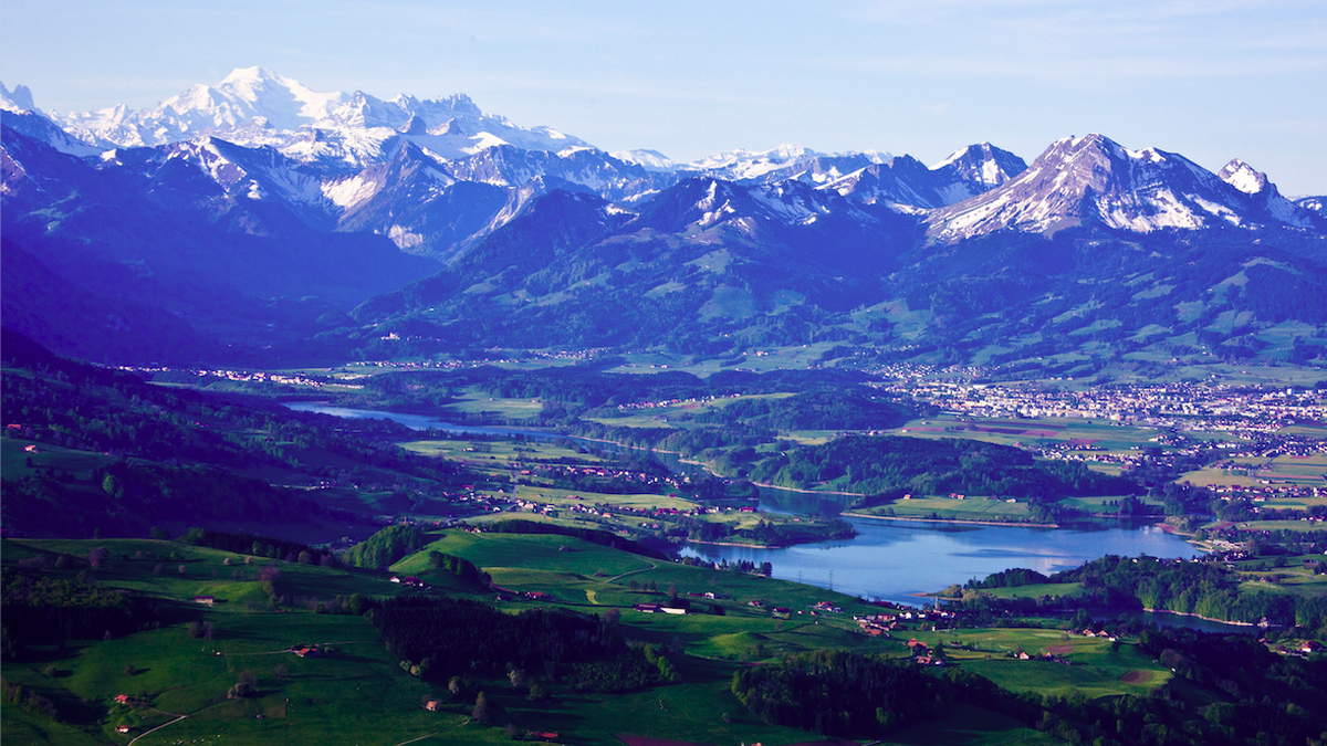 Le lac de Gruyère avec le Moléson, les autres Préalpes de Fribourg et le Mont Blanc en arrière-plan.