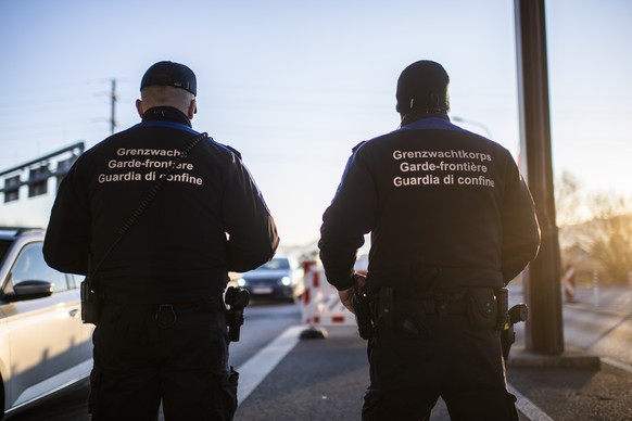 Schweizer Grenzwaechter, am Grenzuebergang zwischen Au in der Schweiz und dem oesterreichischen Lustenau, am Montag, 16. Maerz 2020, in Au. Oesterreich hatte eine Verschaerfung der Grenzkontrollen in  ...