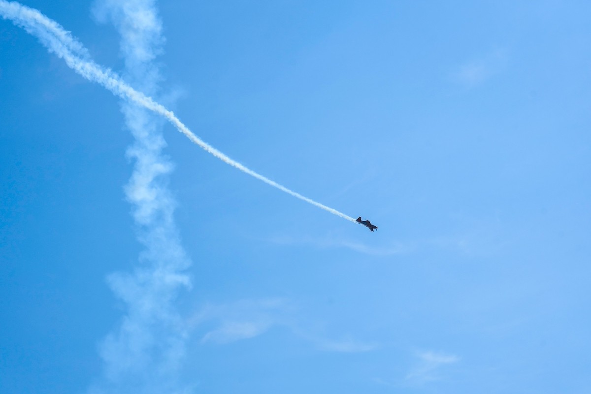 Overhead flying aircraft. Aircraft in formation during an aerobatics display as they loop and roll through the sky. Plane crashes. Falling airplane crashes