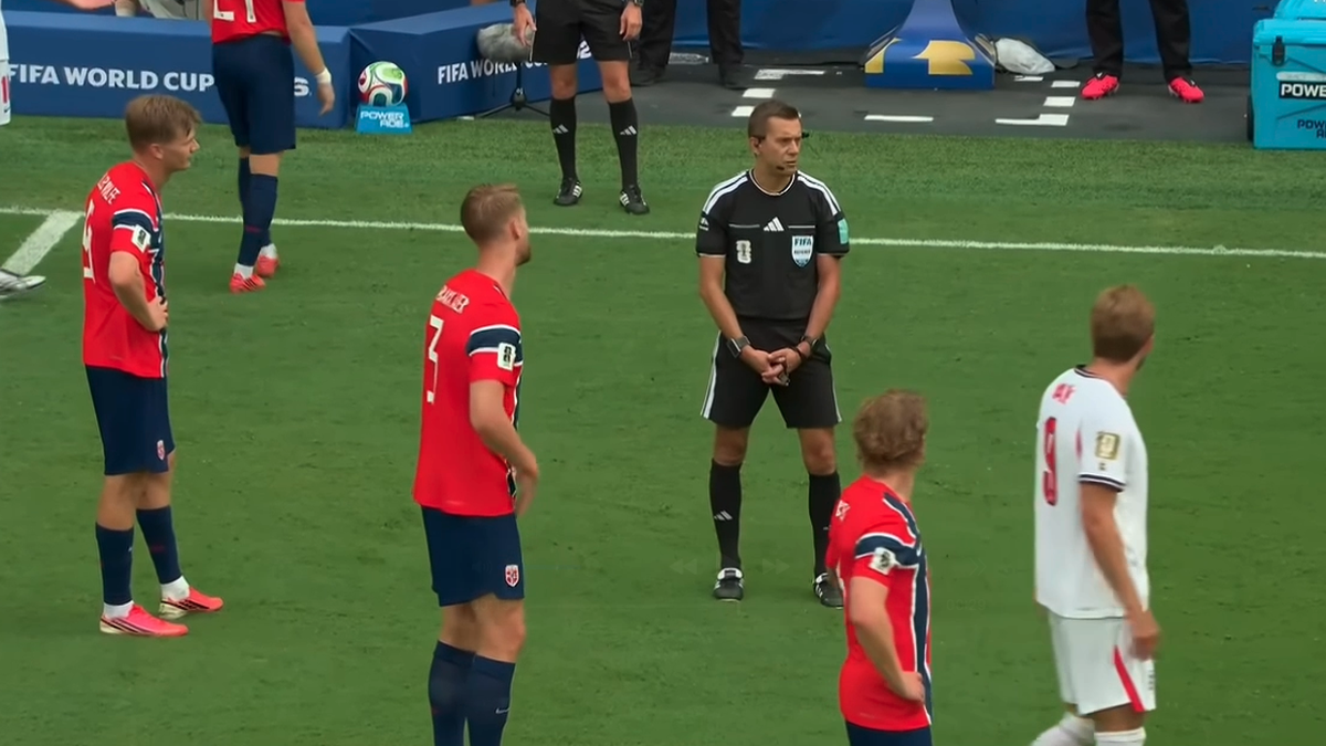 Clément Turpin annonce sa décision après un visionnage de la VAR, lors du quart de finale Norvège-Angleterre.
