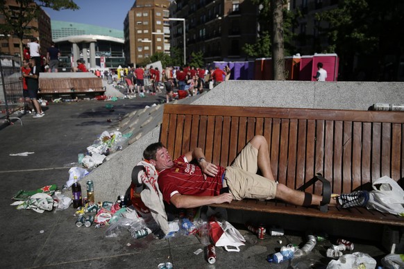 A Liverpool supporter sleeps on a bench at the fan zone in downtown Madrid prior to the Champions League final soccer match between Tottenham Hotspur and Liverpool at the Wanda Metropolitano Stadium i ...