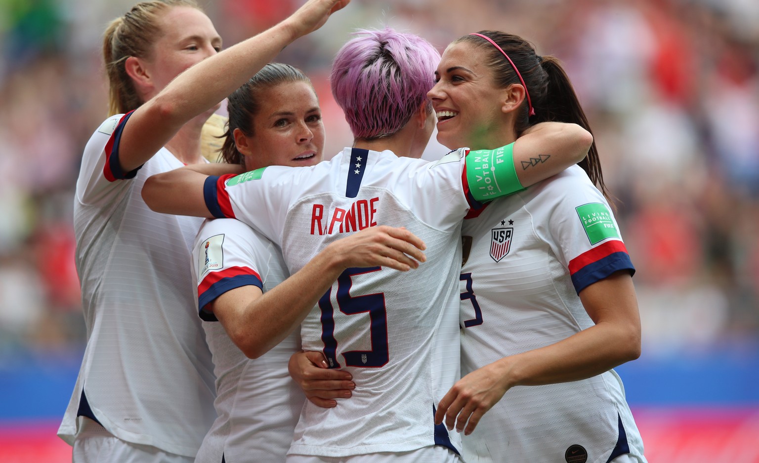 epa07670761 Megan Rapinoe (C) of USA celebrates with teammates after scoring the 0-1 lead during the FIFA Women&#039;s World Cup 2019 round of 16 soccer match between Spain and USA at Reims, France, 2 ...