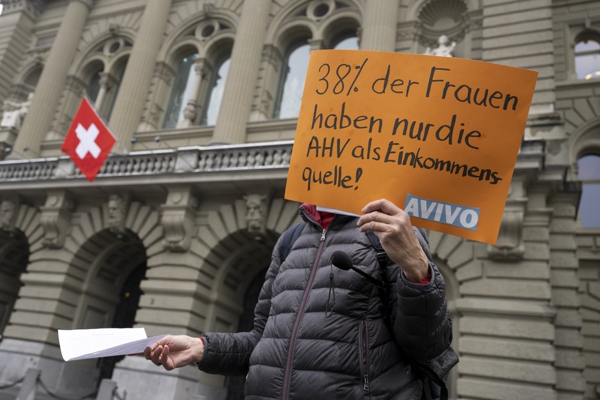 Teilnehmer protestieren und fordern die dringende Einfuehrung einer 13. AHV-Rente, an ein Aktion von AVIVO, am Mittwoch, 14. Dezember 2022 auf dem Bundesplatz, in Bern. Heute der Nationalrat debattier ...