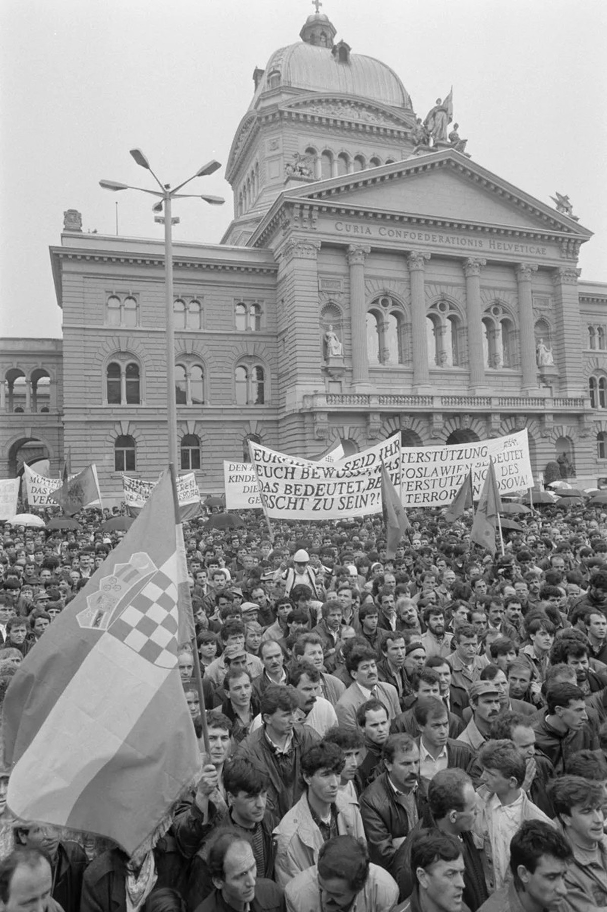 Demonstration am 4. Mai 1991 auf dem Bundesplatz in Bern gegen die Unterdrückung der Minderheiten im Kosovo.
https://permalink.nationalmuseum.ch/100833240