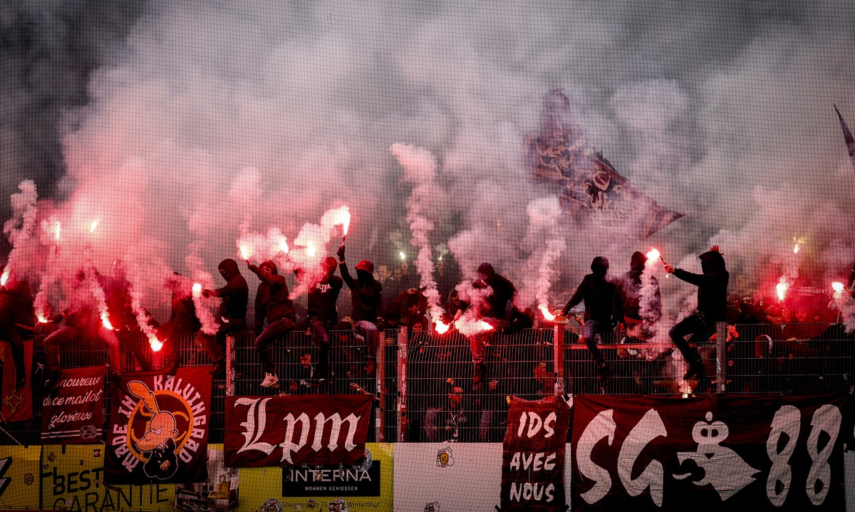 Servette Fans zuenden Pyro waehrend des Halbfinals des Schweizer Fussball Cups zwischen dem FC Winterthur und Servette FC am Sonntag, 28. April 2024, auf der Schuetzenwiese in Winterthur. (KEYSTONE)