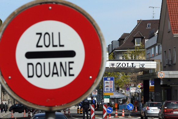 epa02671438 Cars stand at the checkpoint between Kreuzlingen, Switzerland and Konstanz, Germany, 05 April 2011. Due to the strong Swiss Franc, German retailers located at the border area have increase ...