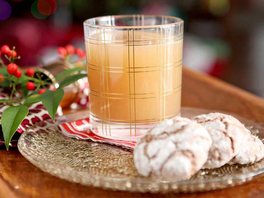 weisswein amaretto punsch drinks trinken weihnachten winter glühwein https://www.thespeckledpalate.com/vegan-bourbon-pecan-milk-punch/