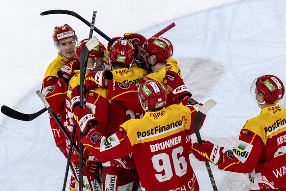 Biels Spieler feiern ihren Treffer zum 5-4 im Eishockey Qualifikationsspiel der National League zwischen dem EHC Biel und dem EHC Kloten, am Freitag, 6. Januar 2023, in der Tissot Arena in Biel. (KEYS ...