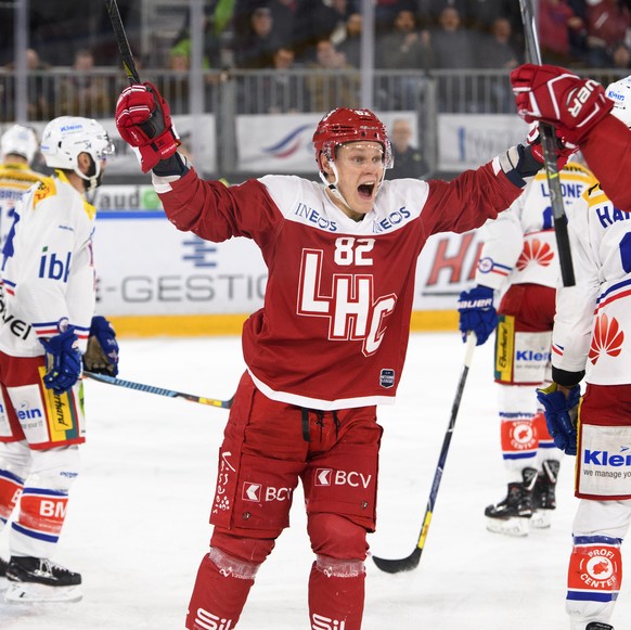 L&#039;attaquant lausannois Harri Pesonen, gauche, celebre le 8 eme but avec son coequipier Benjamin Antonietti, droite, lors de la rencontre du championnat suisse de hockey sur glace de National Leag ...