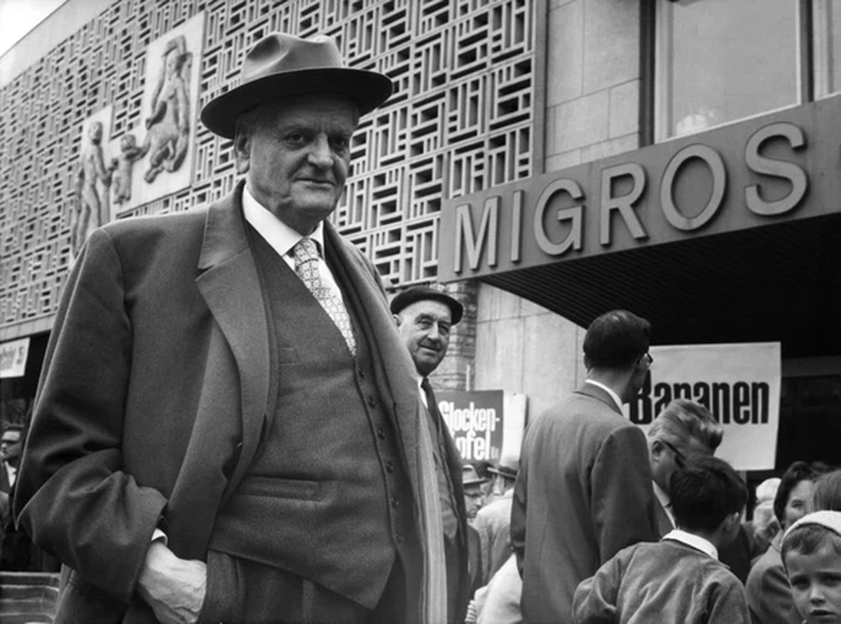 En 1945, Gottlieb Duttweiler mentionne ces interdictions de vente d'alcool et de tabac dans les statuts de l'entreprise Migros.