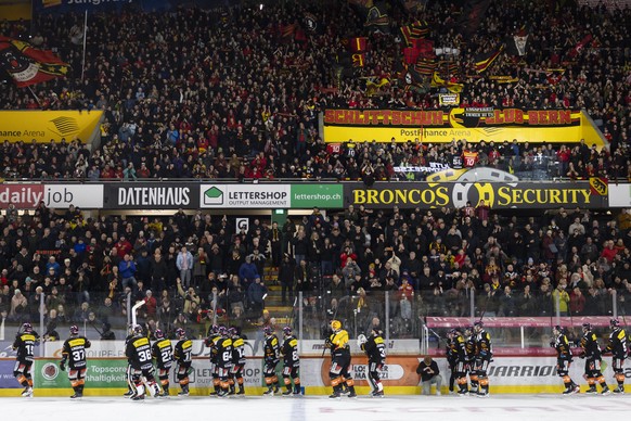 Die SCB-Spieler feiern mit ihren Fans nach dem Rueckspiel der ersten Play-In-Serie der National League zwischen dem SC Bern und dem EHC Biel, am Samstag, 14. Maerz 2026 in der PostFinance Arena in Ber ...