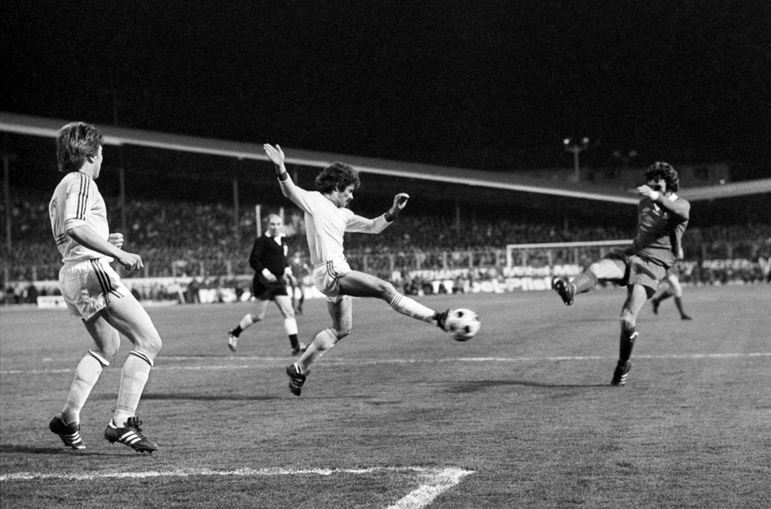 ARCHIV - ZUM KEYSTONE-SDA-TEXT UEBER HALBFINAL IM EUROPACUP DER LANDESMEISTER ZWISCHEN DEM FC ZUERICH UND DEM FC LIVERPOOL AM 6. APRIL 1977 STELLEN WIR IHNEN FOLGENDES BILDMATERIAL ZUR VERFUEGUNG - De ...