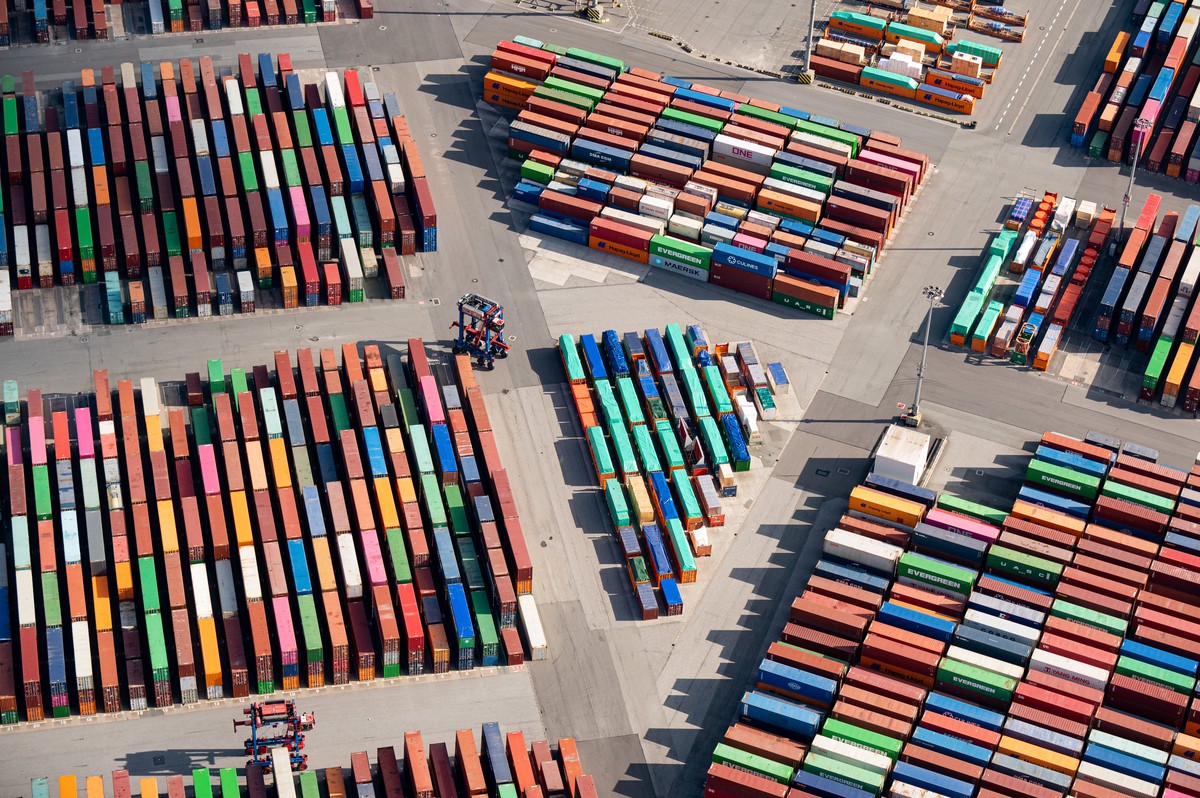 ARCHIV - 05.03.2022, Hamburg: Das Luftbild zeigt zahlreiche Container auf dem Gel