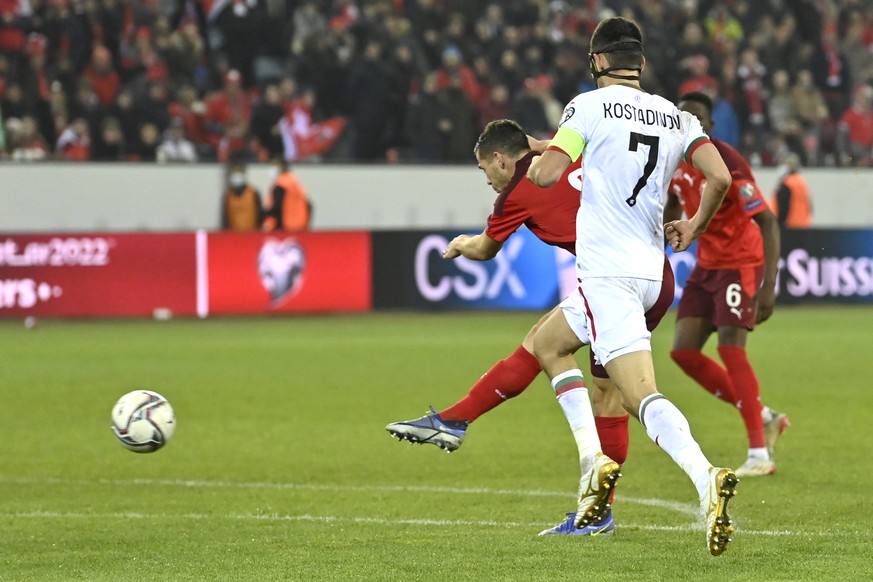 Switzerland's midfielder Remo Freuler, left, scores the 4 - 0 goal in front of Bulgaria's midfielder Georgi Kostadinov, right, during the 2022 FIFA World Cup European Qualifying Group C matc ...