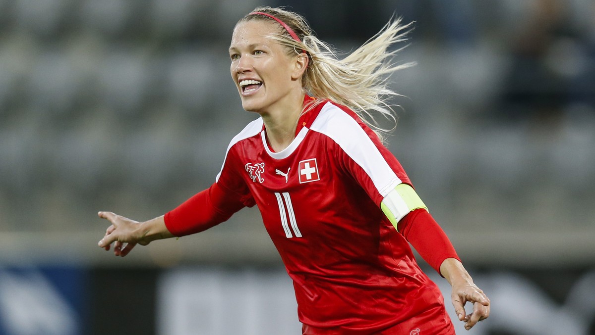 ARCHIV  LARA DICKENMANN ERLEIDET EINEN SCHWERE KNIEVERLETZUNG UND VERPASST DAS WM-PLAYOFF GEGEN DIE NIEDERLANDE  Switzerland's Lara Dickenmann celebrates after scoring the 2-1 during the FIFA W ...