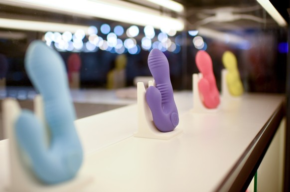 ARCHIV - 11.10.2018, Berlin: Sex-Spielzeuge sind auf der Erotikmesse Venus ausgestellt. Die strengen Kontakt-Auflagen in der