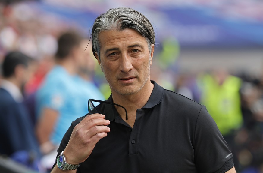 epa11462604 Head coach Murat Yakin of Switzerland looks on prior to EURO 2024 quarter-finals soccer match between England and Switzerland, in Dusseldorf, Germany, 06 July 2024. EPA/RONALD WITTEK