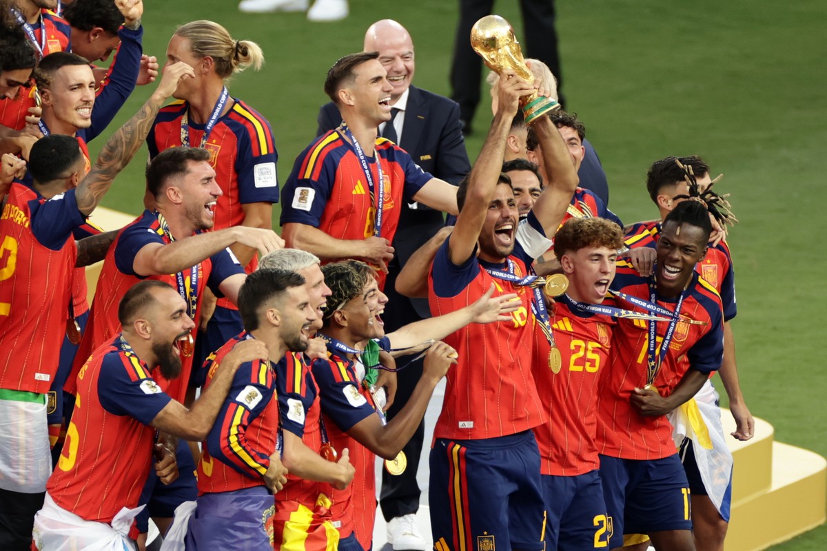 Spain's Rodri celebrates with the trophy after the World Cup final soccer match between Spain and Argentina in East Rutherford, N.J., near New York, Sunday, July 19, 2026. (AP Photo/Adam Hunger)
 ...
