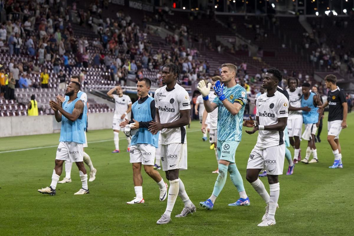 Les joueurs bernois remercient leur supporters, lors de la rencontre de football de Swiss Super League entre le Servette, SFC, et le Young Boys, YB, ce mercredi 24 juillet 2024 au Stade De Geneve a Ge ...