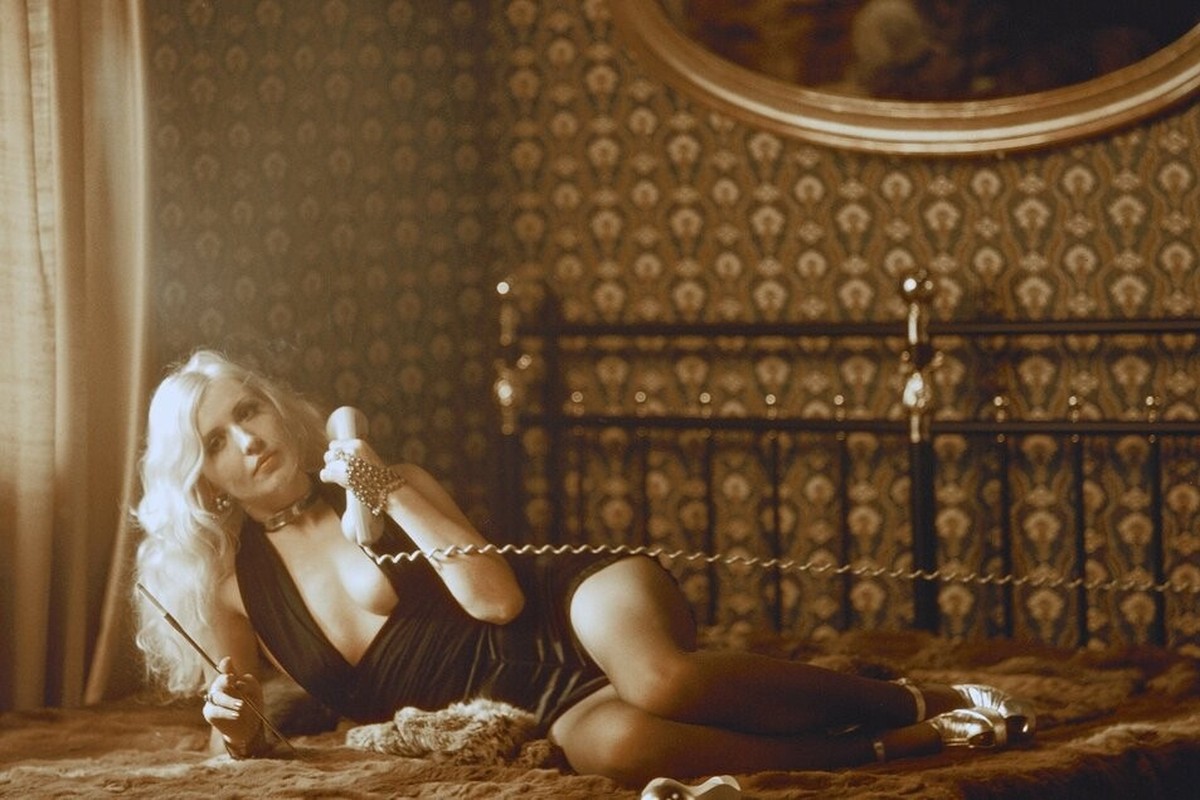 «Callgirl» am Telefon. Klischee-Filmstill aus dem Pro Telephon-Werbefilm «Auf Draht und Welle» aus dem Jahr 1974.