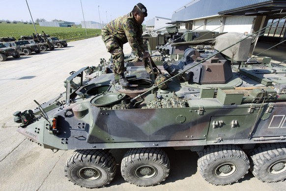 Un militaire prepare un vehicule de l&#039;armee suisse Mowag Piranha lors d&#039;un exercice lors du cour de repetition du bat gren chars 18 de la brigade blindee 1, brbl1, ce mardi 27 avril sur la p ...