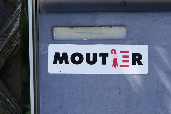 Ein Moutier Aufkleber mit Jura Wappen auf einem Briefkasten, fotografiert am Freitag, 8. August 2025 in Moutier. (KEYSTONE/Christian Beutler)