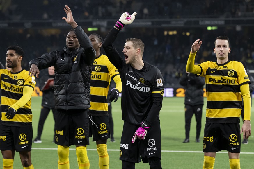 YB Torhueter David von Ballmoos, Mitte, YB&#039;s Mohamed Ali Camara, links, YB&#039;s Sandro Lauper, rechts, jubeln nach dem Sieg (5-1), im Fussball Meisterschaftsspiel der Super League zwischen dem  ...