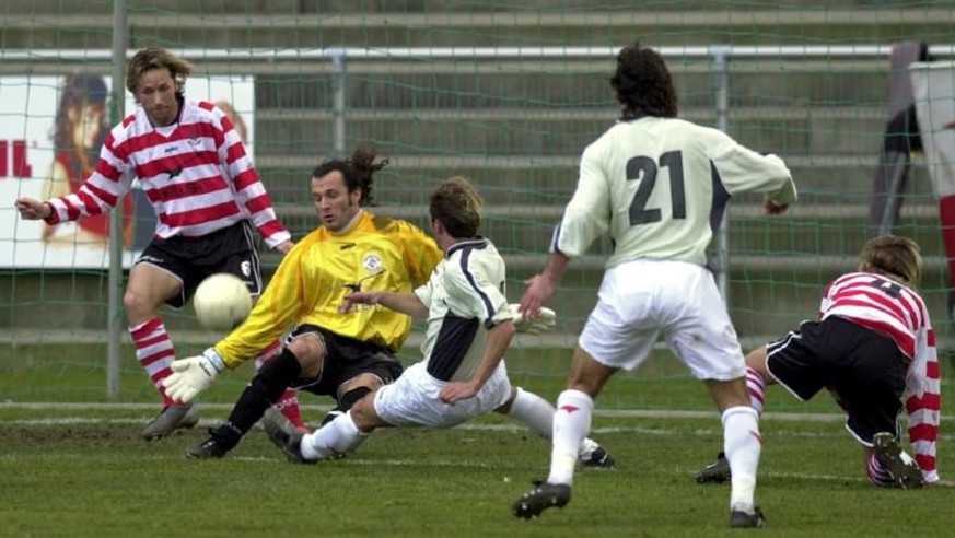 Kultspieler unter sich: Sions Fredy Chassot prüft Winterthur-Goalie Erich Hürzeler.