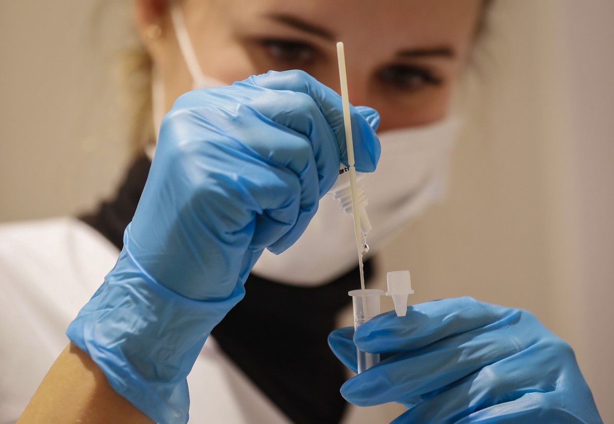 epa09557801 A nurse works at a 'coronavirus express test point' at the State Department Store GUM, in Moscow, Russia, 01 November 2021. Authorities approved non-working week from 28 October  ...