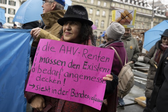Teilnehmer protestieren und fordern die dringende Einfuehrung einer 13. AHV-Rente, an ein Aktion von AVIVO, am Mittwoch, 14. Dezember 2022 auf dem Bundesplatz, in Bern. Heute der Nationalrat debattier ...
