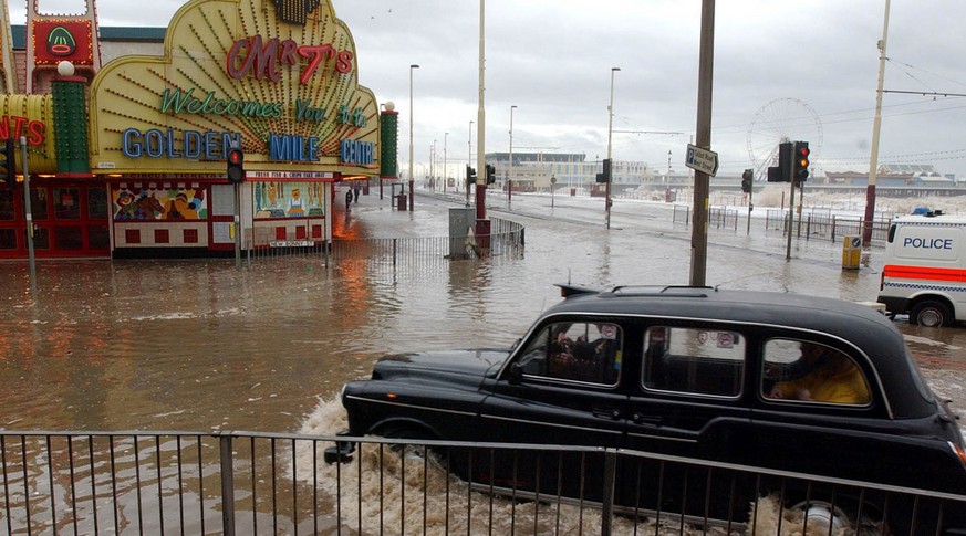 Land unter in Blackpool: Das Unwetter-Bild gilt auch für den Fussballklub.