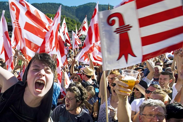 ARCHIVBILD ZUR WIEDERHOLUNG DER ABSTIMMUNG UEBER DIE KANTONSZUGEHOERIGKEIT VON MOUTIER AM 21. JUNI 2020, AM MITTWOCH, 2. OKTOBER 2019 - Les militants pro-jurassiens fete la victoire du &quot;Oui&quot; ...