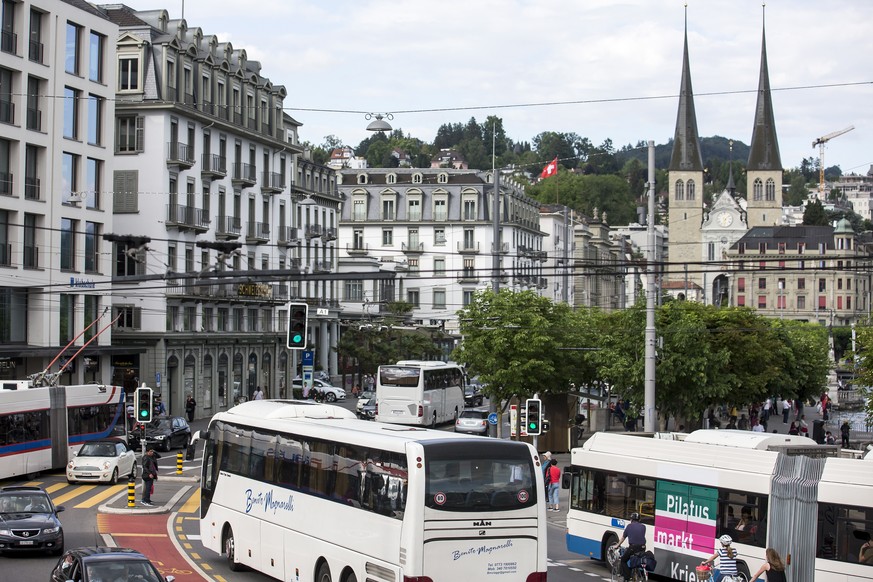 Taegliche Verkehrsueberlastung rund um das Seebecken in der Stadt Luzern, fotografiert am Dienstag, 29. Mai 2018. Die Projekte &quot;Bypass Luzern&quot; und &quot;Spange Nord&quot; soll das Stadtzentr ...