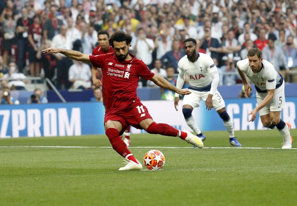 epa07618560 Liverpool player Moh Salah scores the opening goal with a penalty during the UEFA Champions League final between Tottenham Hotspur and Liverpool FC at the Wanda Metropolitano stadium in Madrid, Spain, 01 June 2019.  EPA/Emilio Naranjo