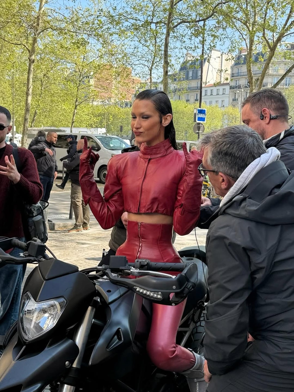 Bella Hadid a fait une apparition courte mais remarquée dans la série The Beauty, sur Disney+.