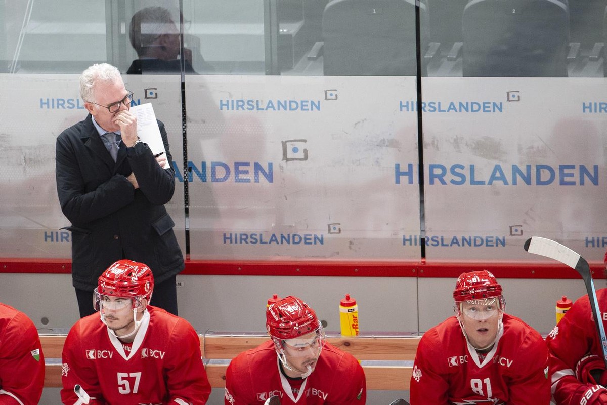 Lausanne's Head coach Craig McTavish reacts behind his players, during a National League regular season game of the Swiss Championship between Lausanne HC and HC Lugano, at the Vaudoise Arena in  ...
