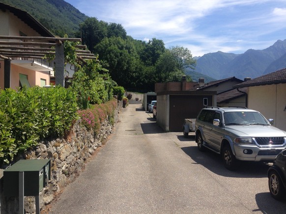 Da hinten, wo die Sackgasse endet, ist die Kantonsgrenze zwischen dem Tessin und Graubünden.