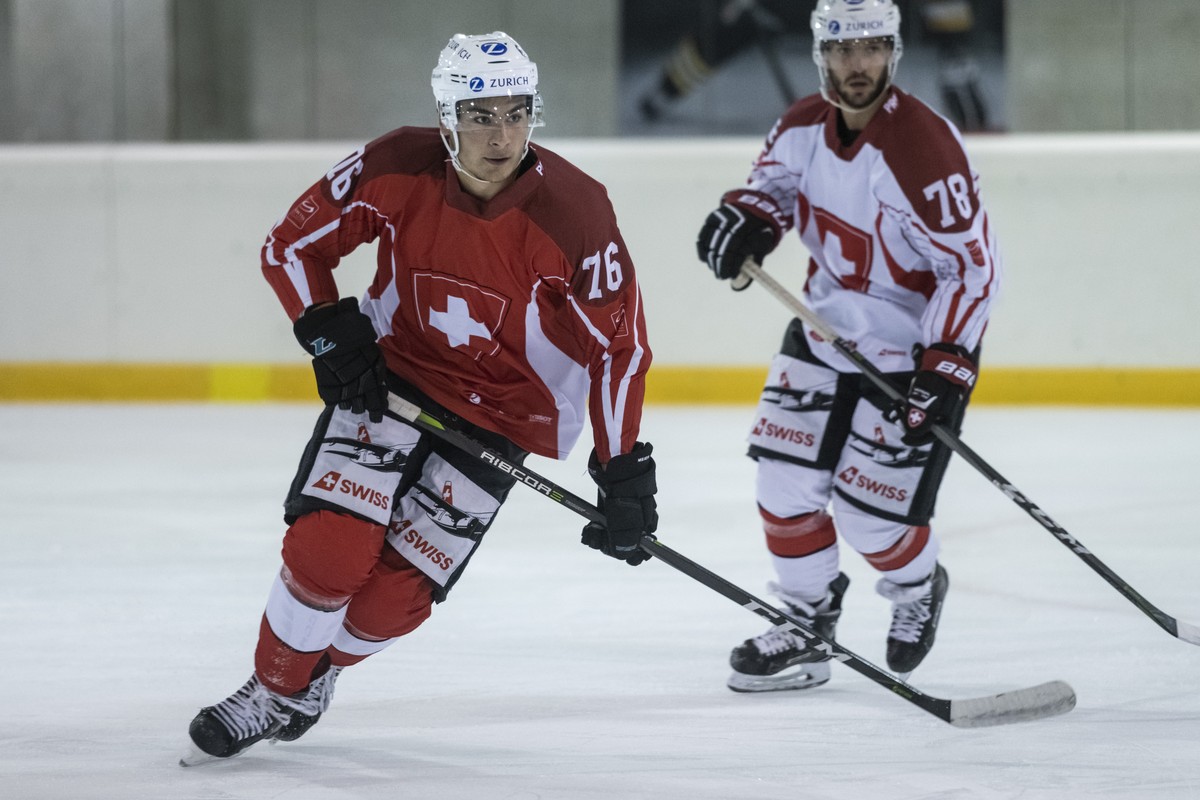 Timo Meier, links, waehrend des Prospect Camp der Eishockey Schweizer Nationalmannschaft, in der Postfinance-Arena in Bern, am Donnerstag, 2. August 2018. Am Prospect Camp hat der Coach Patrick Fische ...