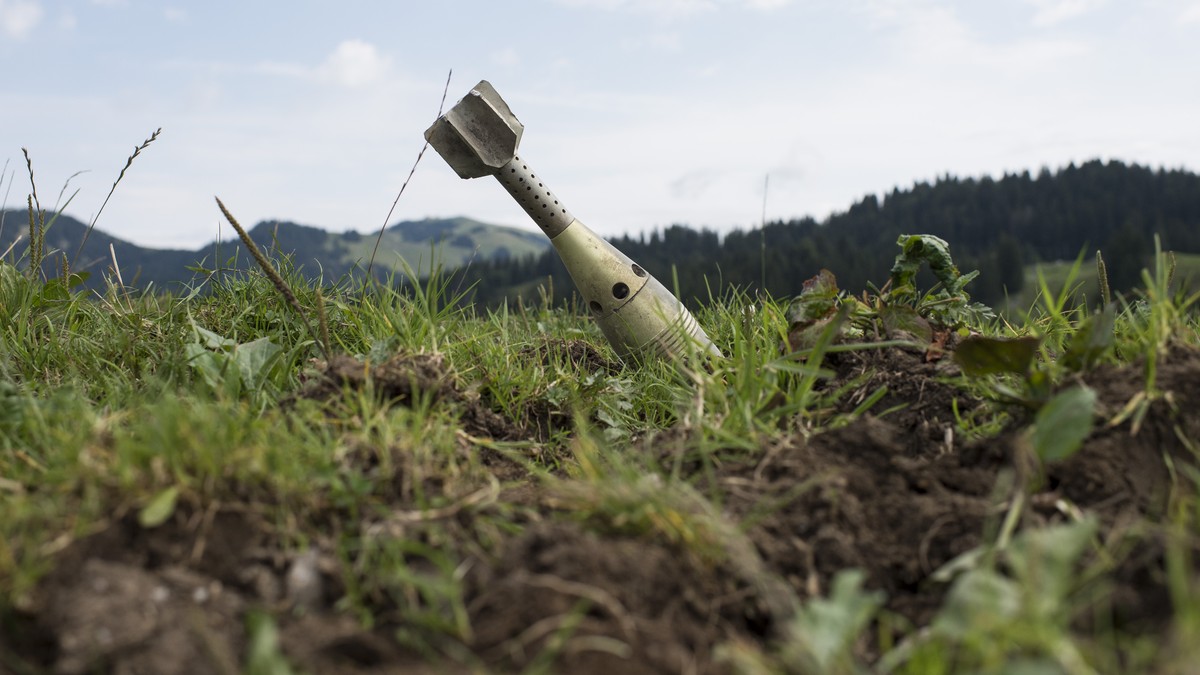Ein 8.1cm Minenwerfer-Geschoss liegt als Demonstrationszweck der Munitionsreste einer der groessten Truppenschiessplatzes der Schweizer Armee im Gras, aufgenommen am Mittwoch, 17. August 2016 auf der  ...
