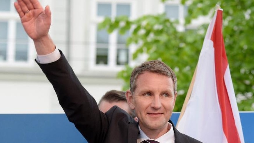 Eklat bei Wahlsendung: AfD-Kandidatin Weidel hat Nase voll und läuft aus dem Studio
Grundi72, Björn Höcke ist eine Neonazi mit Anzug und Krawatte. Höcke im Originalton:

&quot;Ich weise euch einen l ...