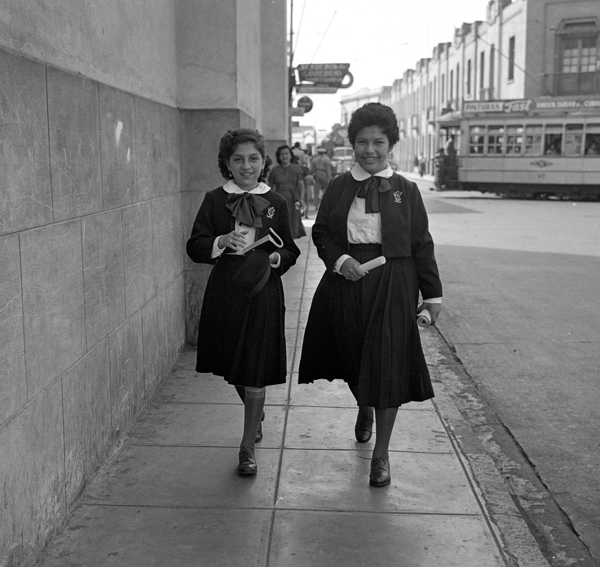 0597834086 ElComercioPeru LIMA, 2 DE ABRIL DE 1956 PRIMER DIA DE CLASES. ESCOLARES CAMINAN HACIA EL COLEGIO. FOTO: EL COMERCIO LIMA LIMA Pero√Ç¬∫ EDITORIAL USE ONLY *** 0597834086 ElComercioPeru LIMA, ...