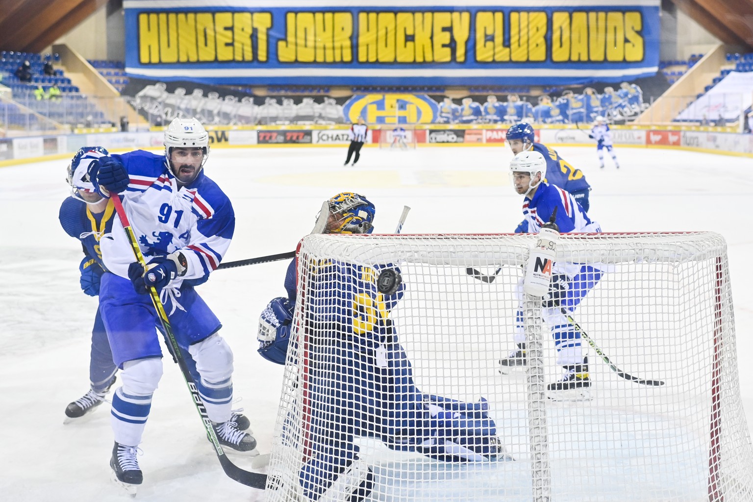 Zuerichs Denis Hollenstein, links, gegen Davos? Goalie Robert Mayer, beim Eishockey-Qualifikationsspiel der National Leaguezum 100-jaehrigen Jubilaeum des HCD zwischen dem HC Davos und den ZSC Lions,  ...