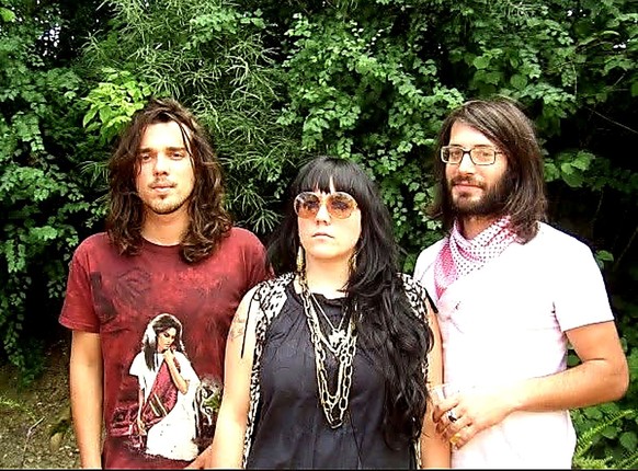 Julie Hugo zusammen mit den beiden anderen Mitgliedern von Solange La Frange im Jahr 2007 während einer Sommertournee.