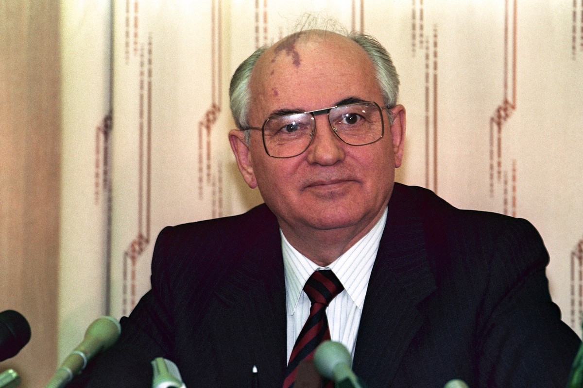 epa10148344 (FILE) - Former Soviet President Mikhail Gorbachev speaks during his press conference after his visit to Japan; in Moscow, Russia, 24 April 1992 (reissued 30 August 2022). According to a M ...