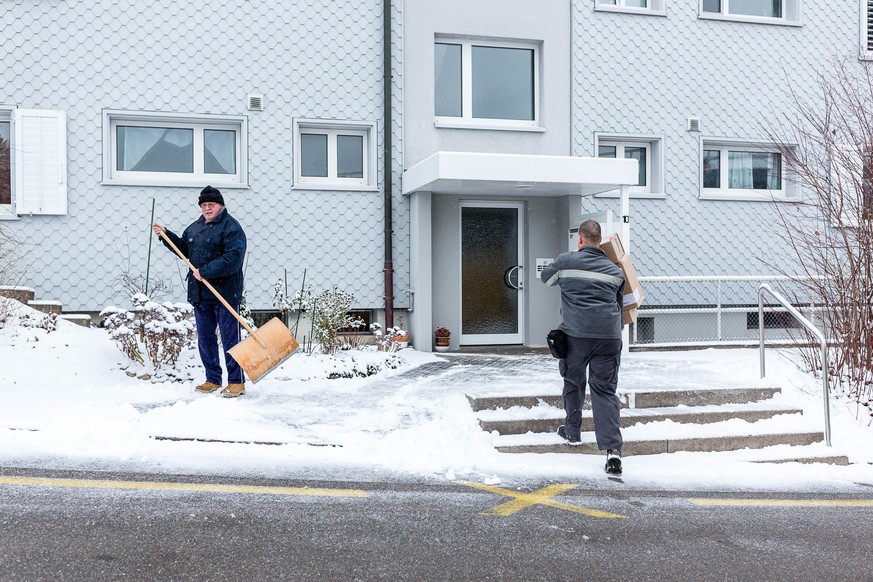 Unterwegs mit dem Paket-Pöstler Stefan „Tschudi“ Bütler auf seiner Route durch Muri kurz vor Weihnachten.