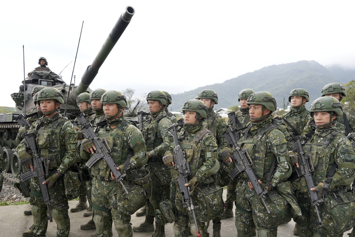 Contrairement à Hong Kong, Taïwan dispose d'une armée et d'un gouvernement.