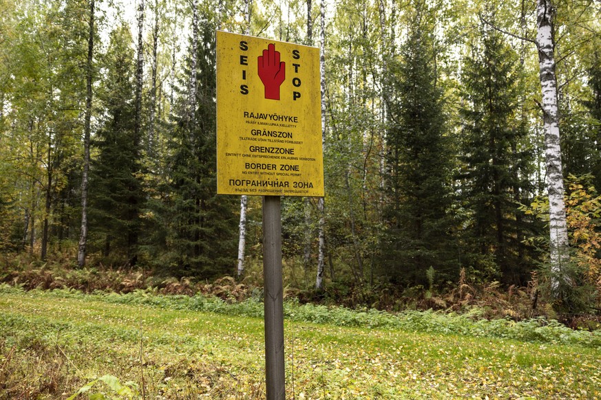epa10204493 A sign at the border zone area with Russia, in Muotkavaara, Finland, 24 September 2022. The Finnish Foreign Ministry said the Russian mobilization and increasing volume of tourists transit ...