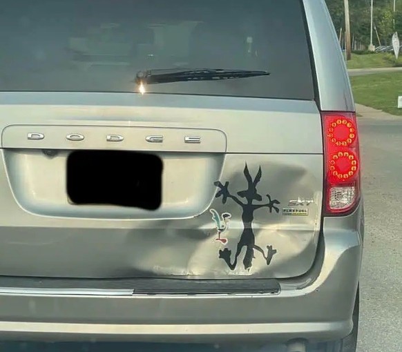 Okay bei diesen Autoaufklebern mussten wir lachen. 
https://pleated-jeans.com/2024/09/18/hilarious-bumper-stickers/